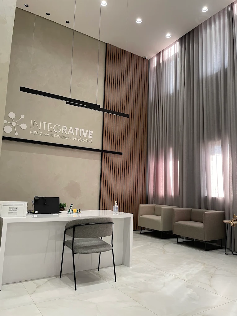 Recepção da Clínica Integrative BH, com balcão de atendimento e poltronas de espera