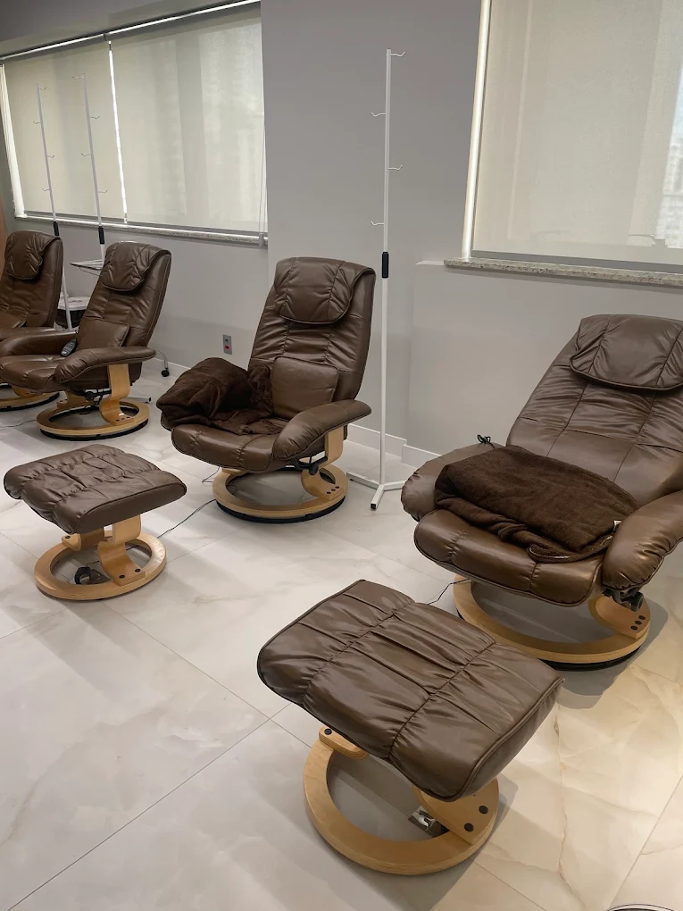 Sala de terapias injetáveis da Clínica Integrative BH, com poltronas reclináveis individuais